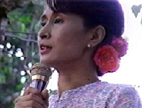 Das Foto von Suu Kyi stammt aus Wikimedia: http://commons.wikimedia.org/wiki/File:Interview_kyi_400.jpg. Es wird dort als Lizenz-frei und public domain bezeichnet.
